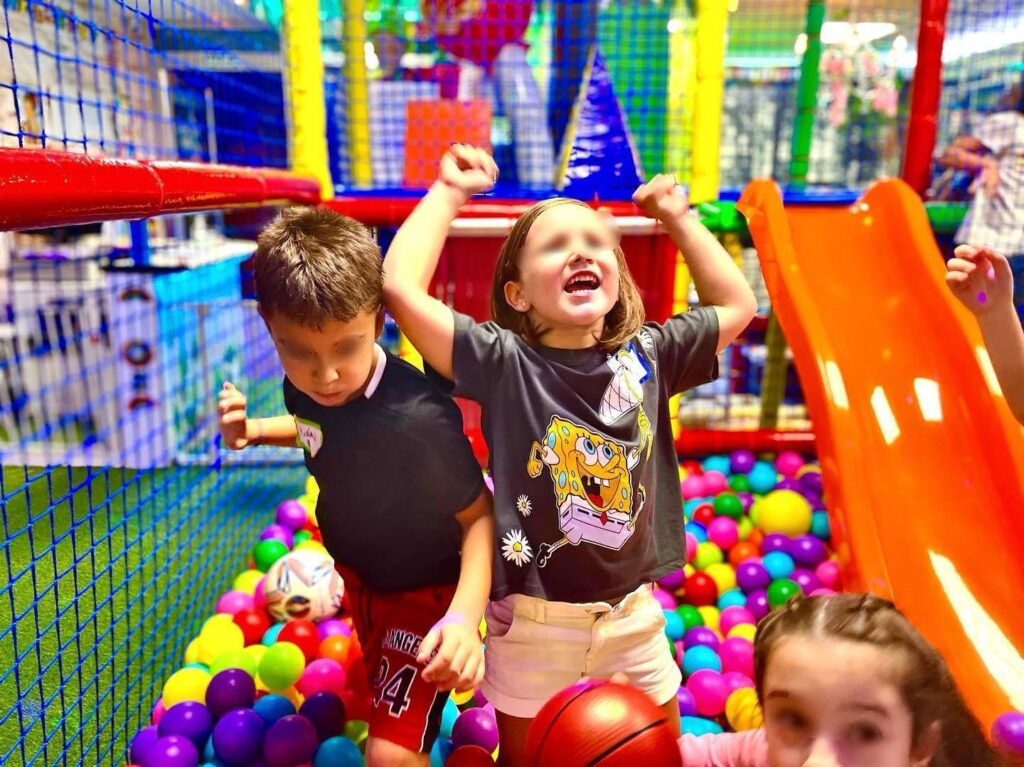 niños en un parque de bolas